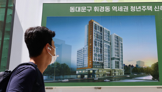 '청년원가주택+역세권첫집' 통합      (서울=연합뉴스) 김인철 기자 = 국토교통부가 16일 '주거 사다리 복원 방안'이 담긴 '국민 주거안정 실현방안'을 발표했다. 이에 따라 5년간 청년·신혼부부 등 무주택 서민에게 시세의 70% 수준으로 분양하는 '청년원가주택'과 '역세권 첫 집' 50만호가 공급된다.      사진은 이날 서울 동대문구 휘경동의 한 역세권 청년주택 신축공사 현장 예상도 모습. 2022.8.16      yatoya@yna.co.kr  (끝)